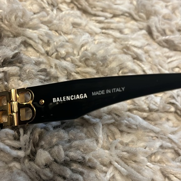 Balenciaga cat eye sunglasses with case. Pre-owned. Black. - Picture 5 of 7